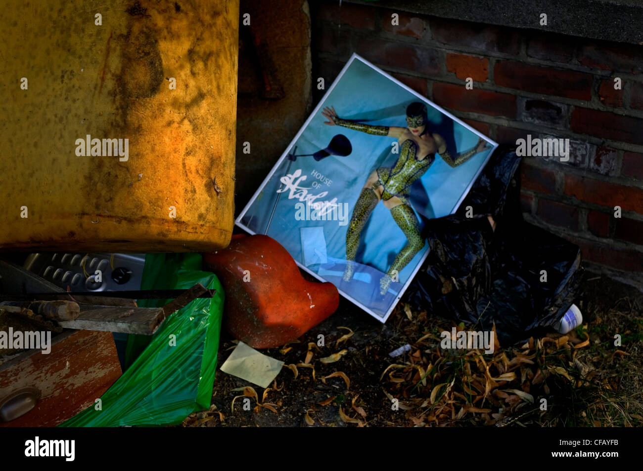 Mode-Plakat unter Müll auf Street in London. Stockfoto
