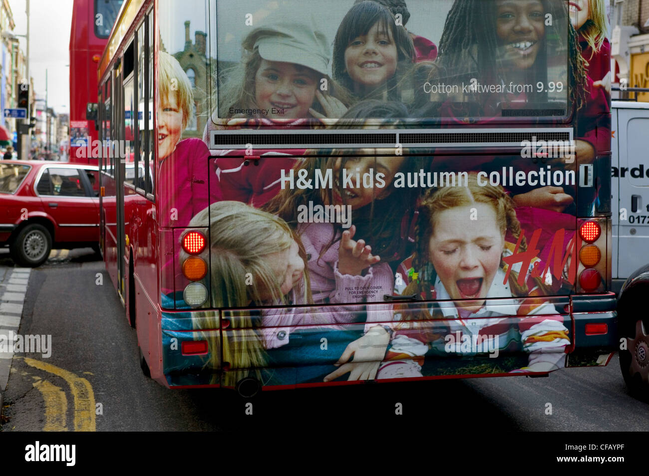 Kilburn, London. Bus mit Werbung für H & M Kleidung verziert. Stockfoto