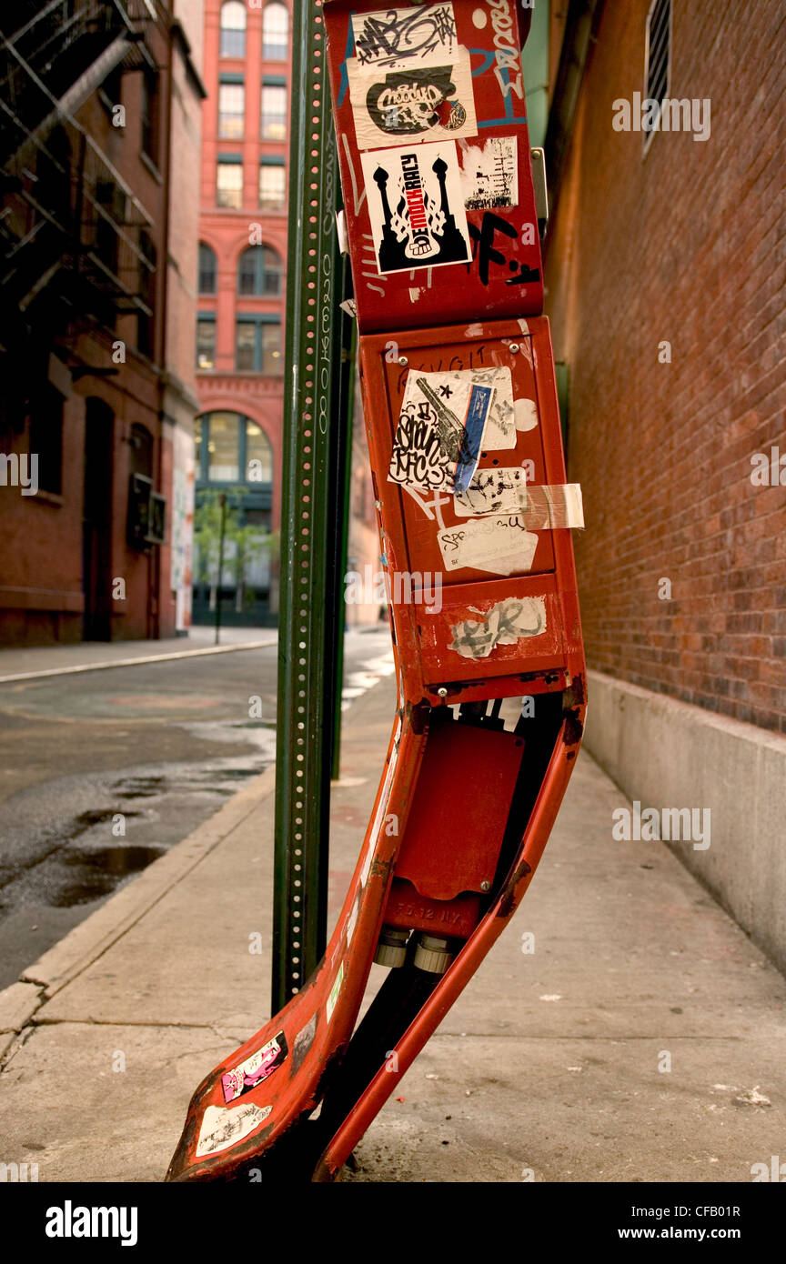 Gebogene roten Briefkasten im Aufkleber und Graffiti NYC behandelt. Stockfoto