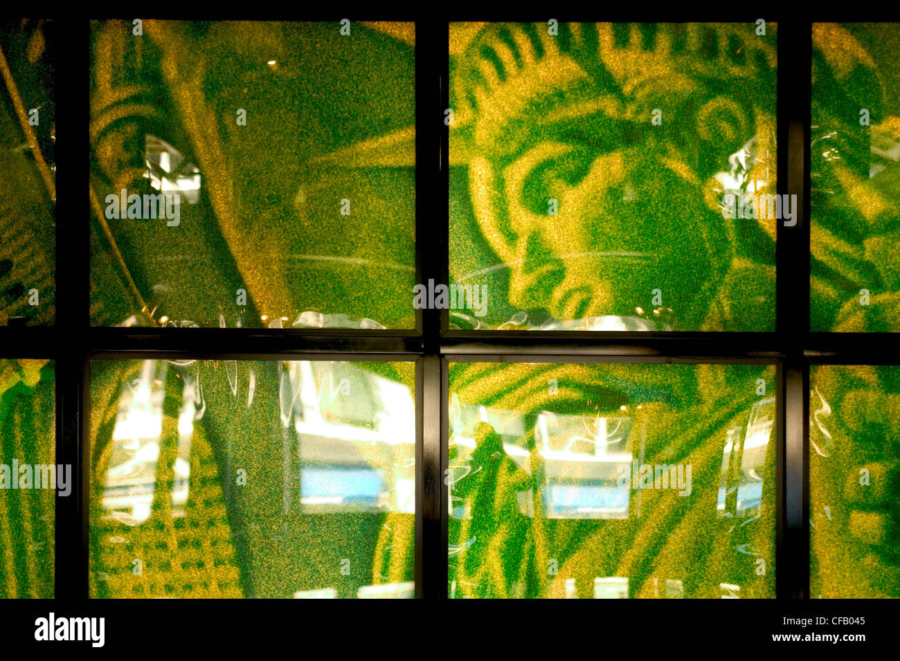 Das Bild der Statue of Liberty auf eine Reihe von TV-Bildschirme New York City-Store. Stockfoto