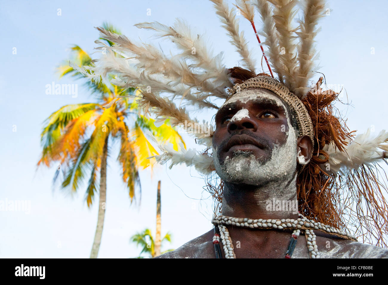 Mann vom Stamm Asmat, Agats Dorf, Neuguinea, Indonesien. Stockfoto