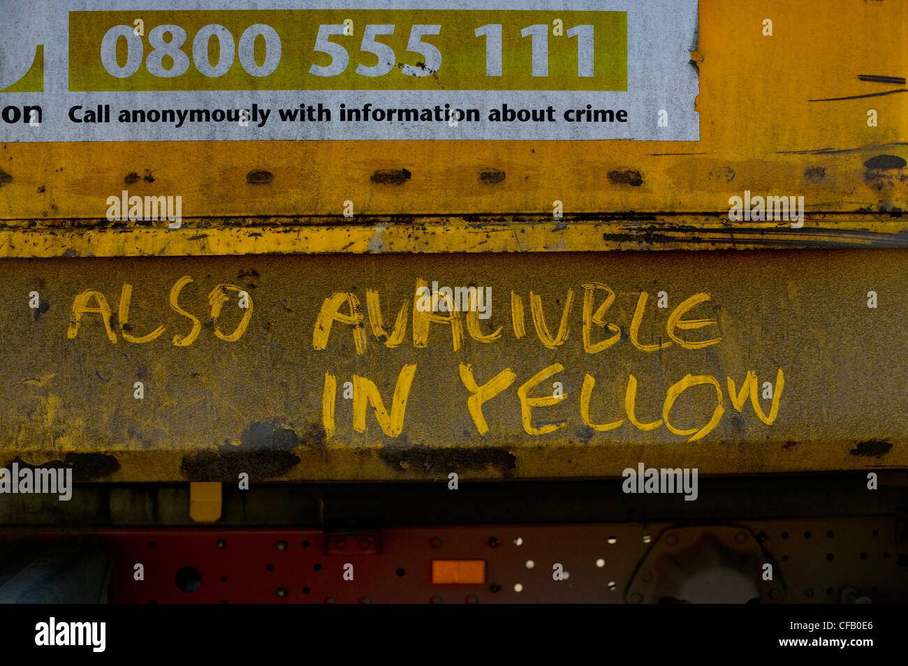 "auch in gelb erhältlich" zerkratzt im Dreck ein Müll-LKW Stockfoto