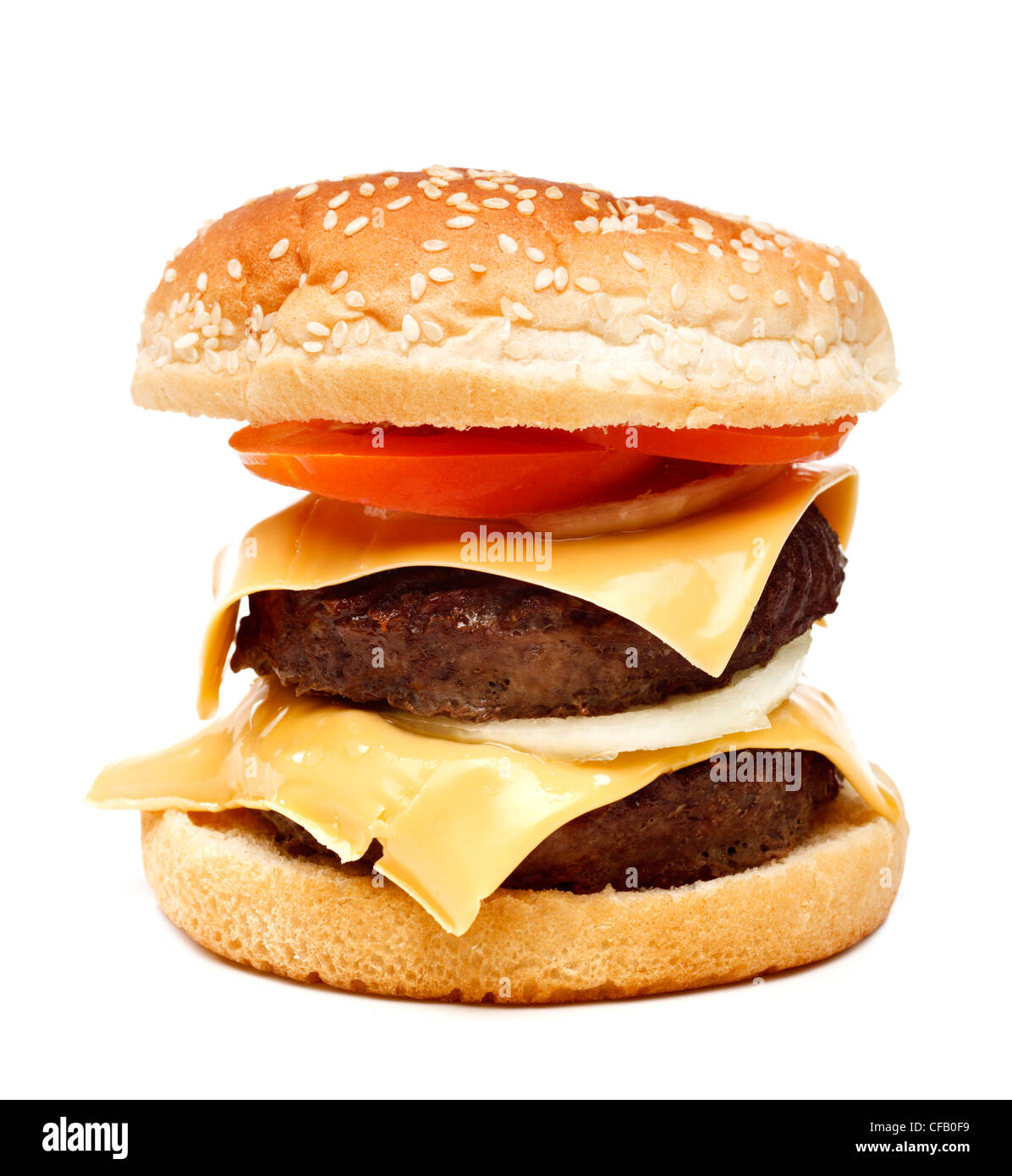 Hausgemachter Rindfleischburger auf weißem Hintergrund Stockfoto