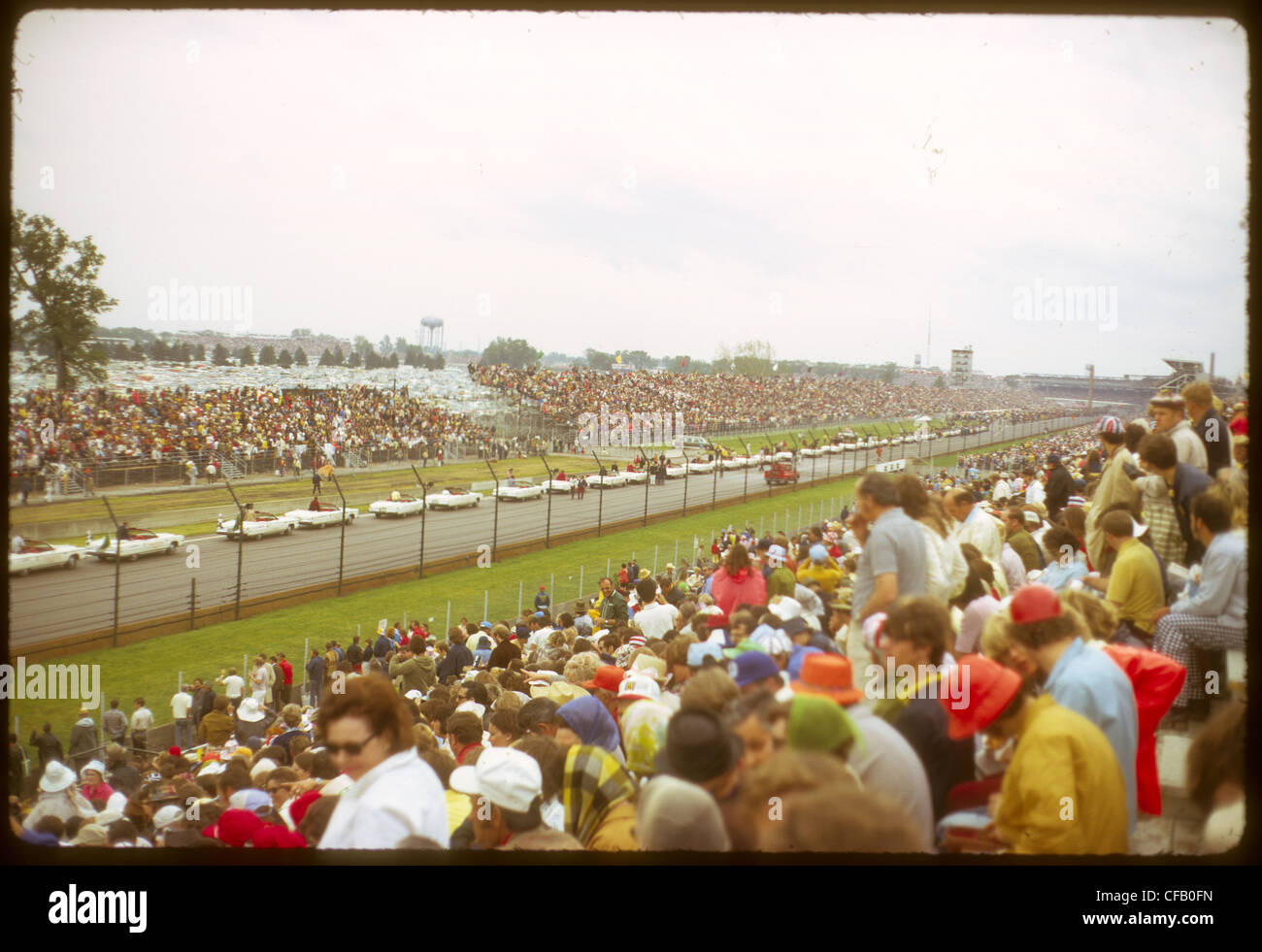 Parade vor 1973 Indianapolis 500 verfolgen Menge Leute Rennen Automobil Cabrios Stockfoto