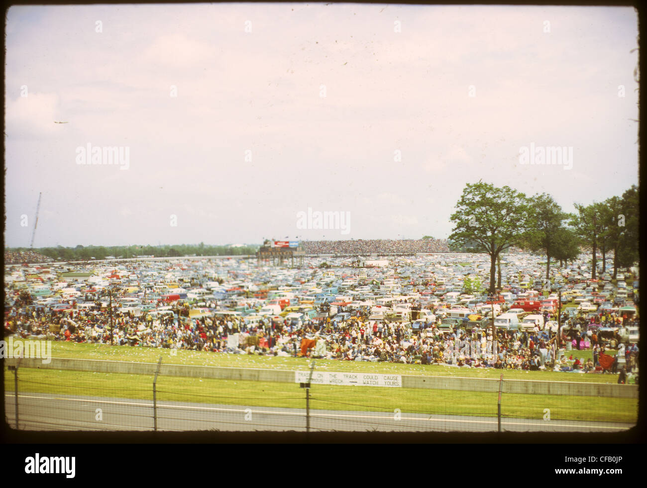 Menge Leute wenden sich 1973 Indianapolis 500 Track Infield überfüllten Publikum Stockfoto