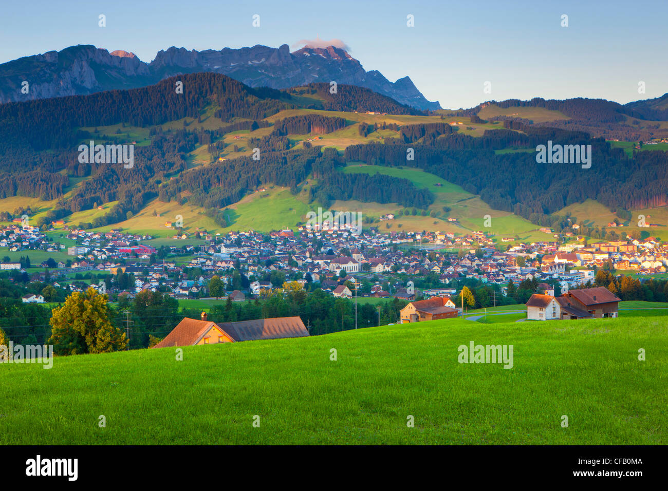 Appenzell, Schweiz, Kanton Appenzell Innerrhoden, Stadt, Stadt, Häuser,  Wohnungen, Blick Punkt, Berge, Alpstein, Morgenlicht Stockfotografie - Alamy