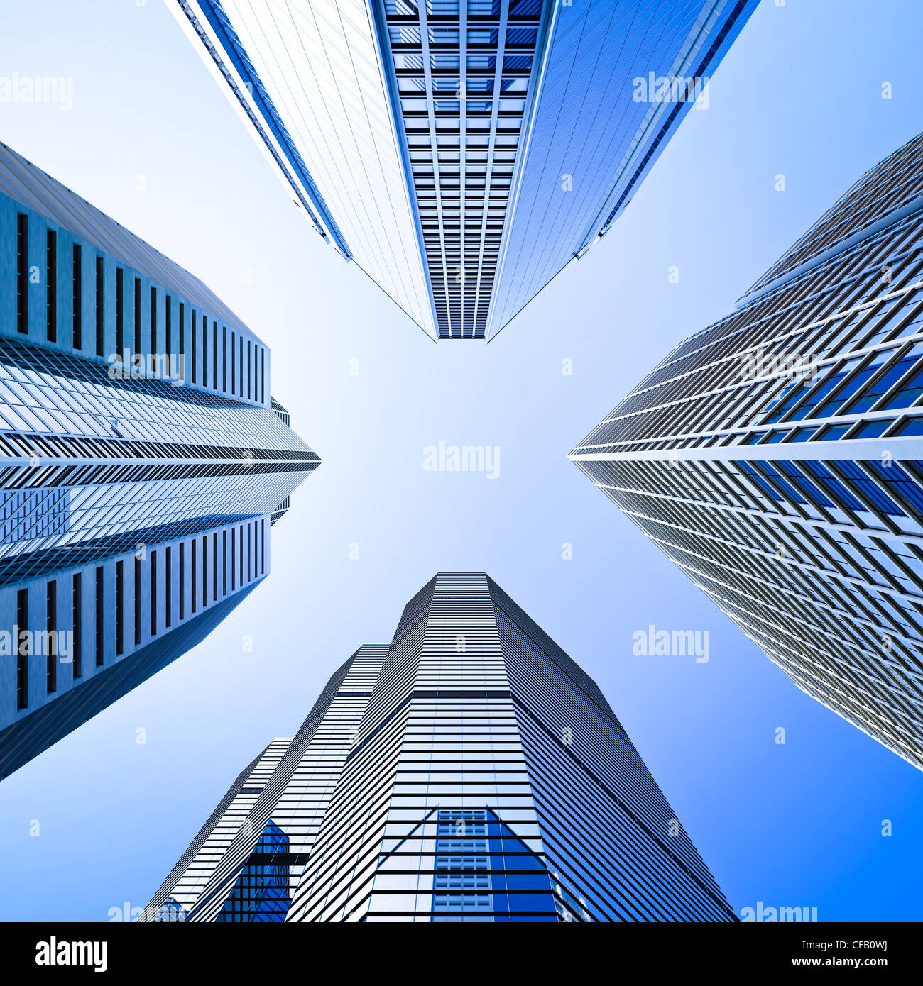 Vier Highrise Glas Wolkenkratzer Gebäude geringer Schnittwinkel in blau dominant gegen einen klaren Himmel geschossen Stockfoto