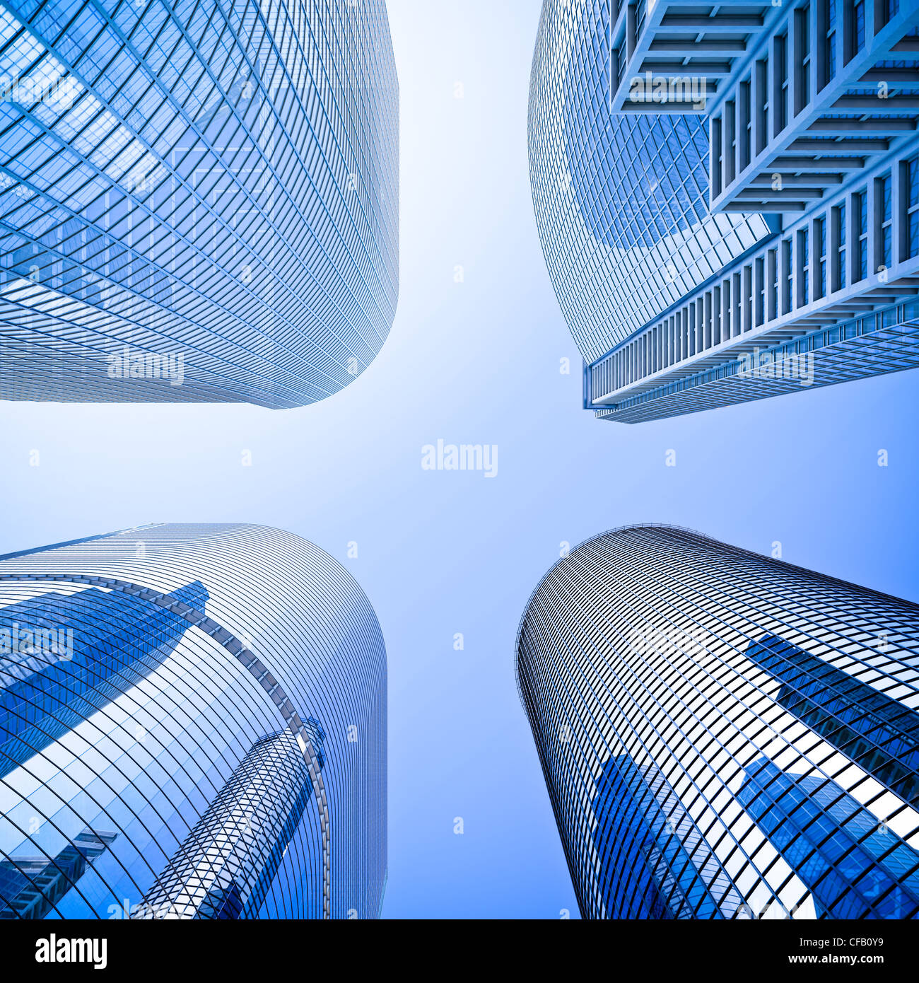 Vier Highrise Glas Wolkenkratzer Gebäude geringer Schnittwinkel in blau dominant gegen einen klaren Himmel geschossen Stockfoto