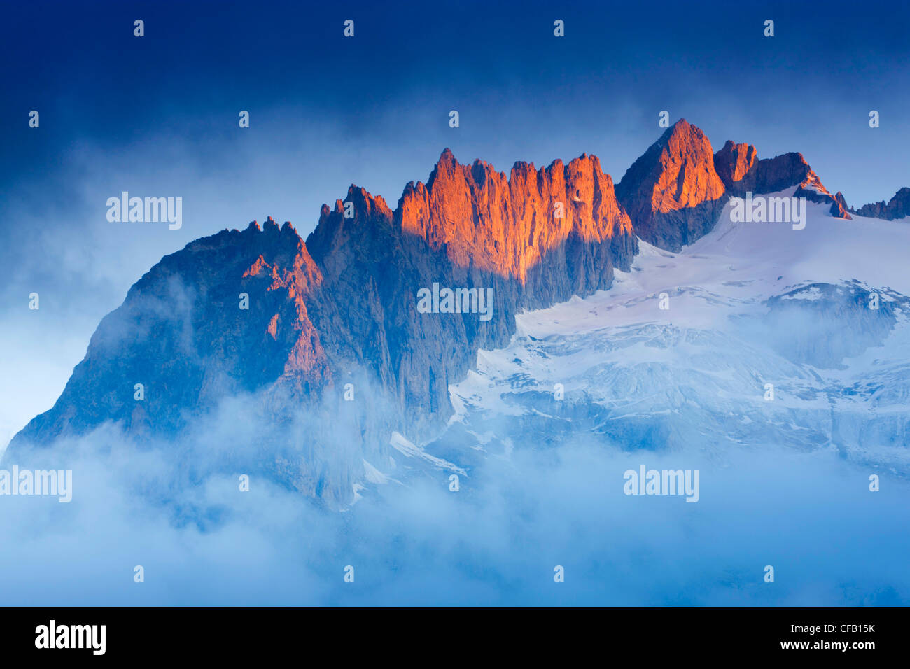 Fusshörner, Schweiz, Wallis, Aletsch Gebiet, Berge, Nebel, Wolken, Schnee, Gletscher, Morgenlicht, Natur Stockfoto