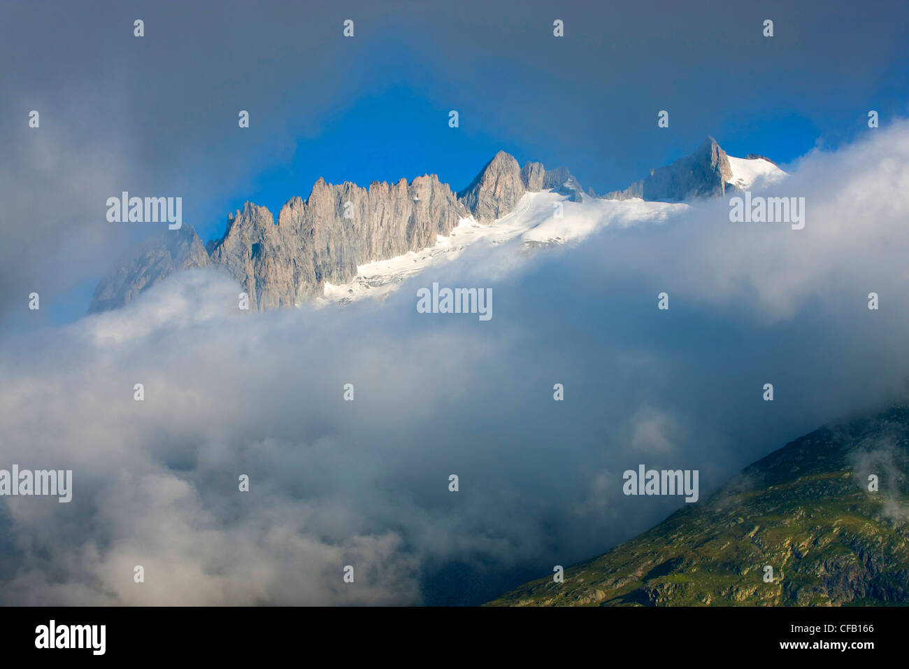 Fusshörner, Schweiz, Wallis, Aletsch Gebiet, Berge, Nebel, Wolken, Schnee, Morgenlicht, Natur Stockfoto