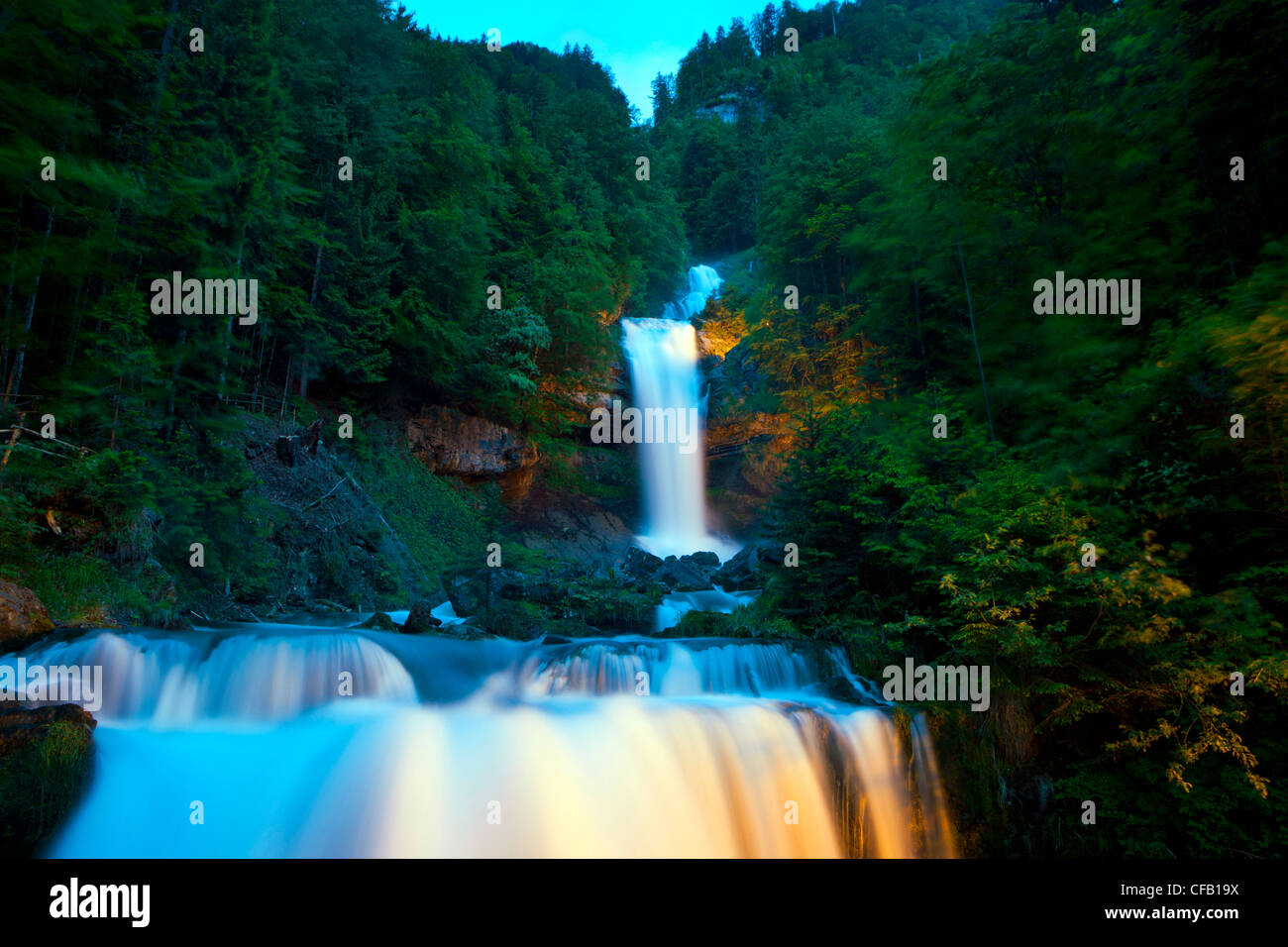 Giessbach, Schweiz, Kanton Bern, Berner Oberland, Holz, Wald, Bach,  Wasserfall, Beleuchtung, Beleuchtung, Dämmerung, Dämmerung Stockfotografie  - Alamy