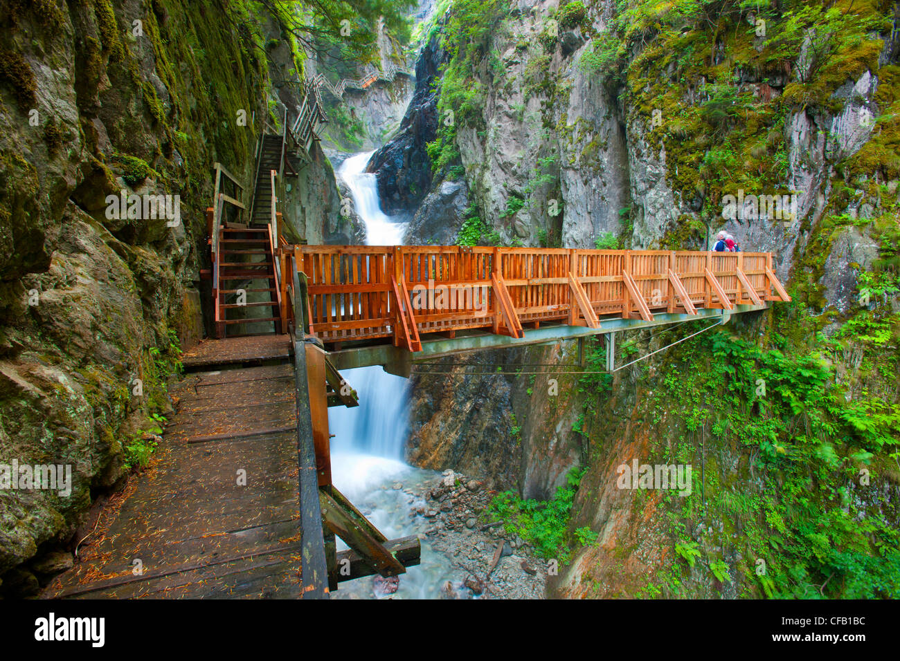 Gorges du Durnand, Schweiz, Wallis, Gulch, Felsen, Klippe, Bach, Bach,  Wasserfall, Weg, Steg, Brücke, Reisender, Natur Stockfotografie - Alamy