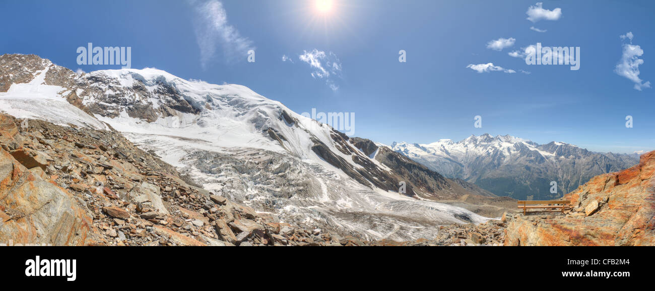 einsame Bank im Alpenpanorama: Blick über Saas Fee Tal mit Gletscher der Schweiz, Konzept für Berge und Natur genießen Stockfoto