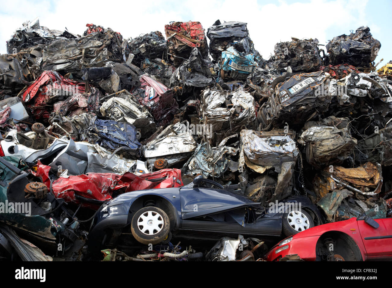 Haufen von zerkleinerten verschrotteten Autos bei Metall-recycling-Website Belfast Nordirland Vereinigtes Königreich Stockfoto