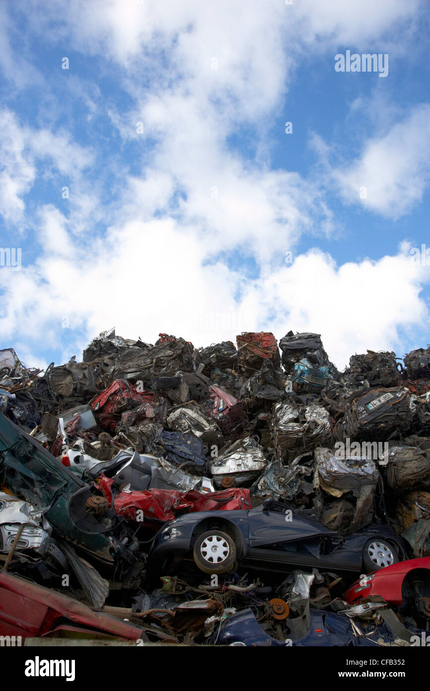 Haufen von zerkleinerten verschrotteten Autos bei Metall-recycling-Website Belfast Nordirland Vereinigtes Königreich Stockfoto