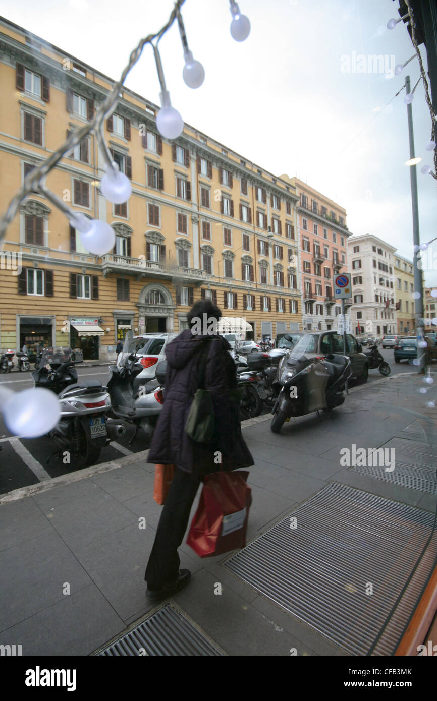 Frau Einkaufstaschen in Rom Italien in der Weihnachtszeit Stockfoto