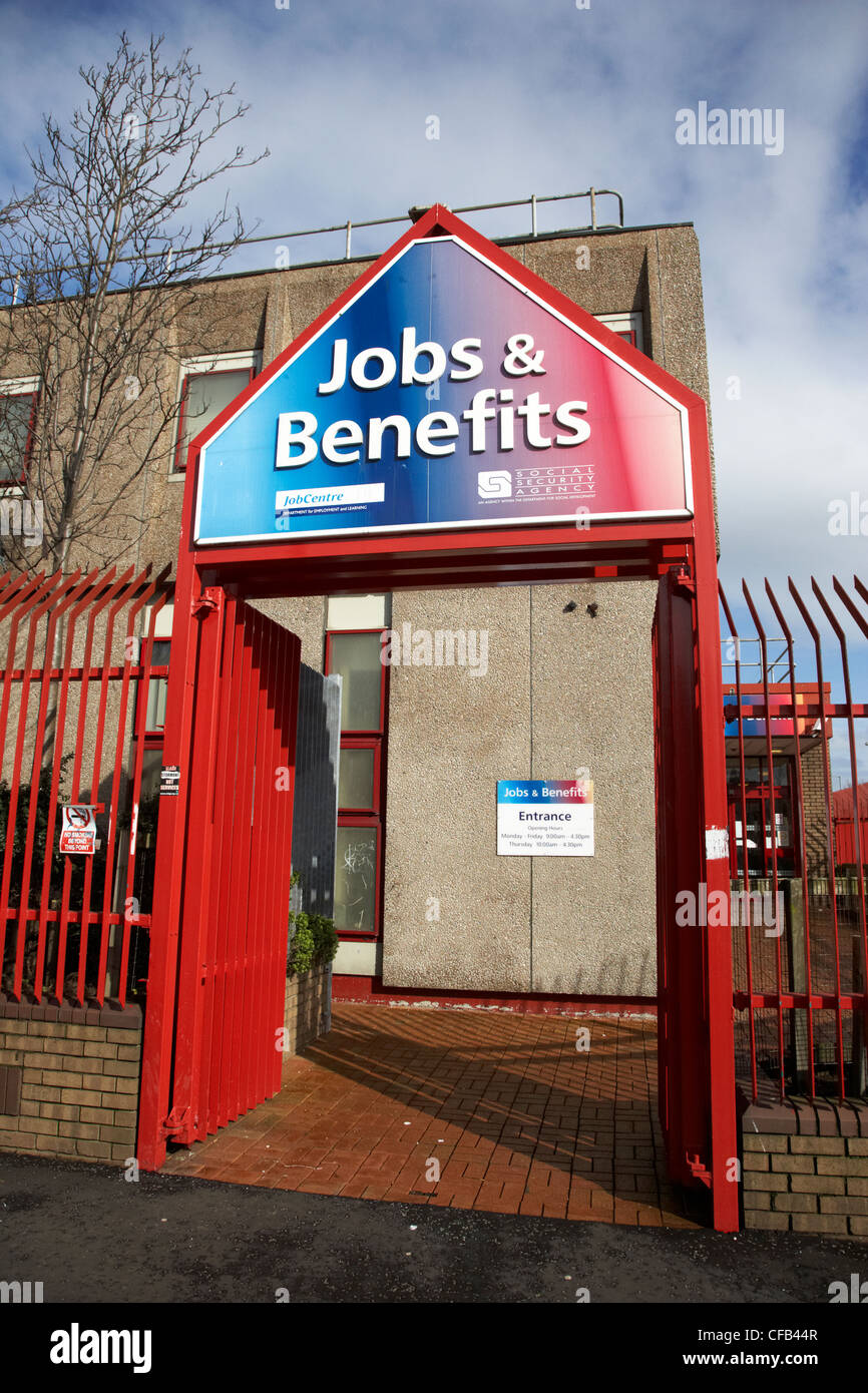 Arbeitsplätze und Leistungen Büro fällt Straße West Belfast Nordirland Vereinigtes Königreich Stockfoto