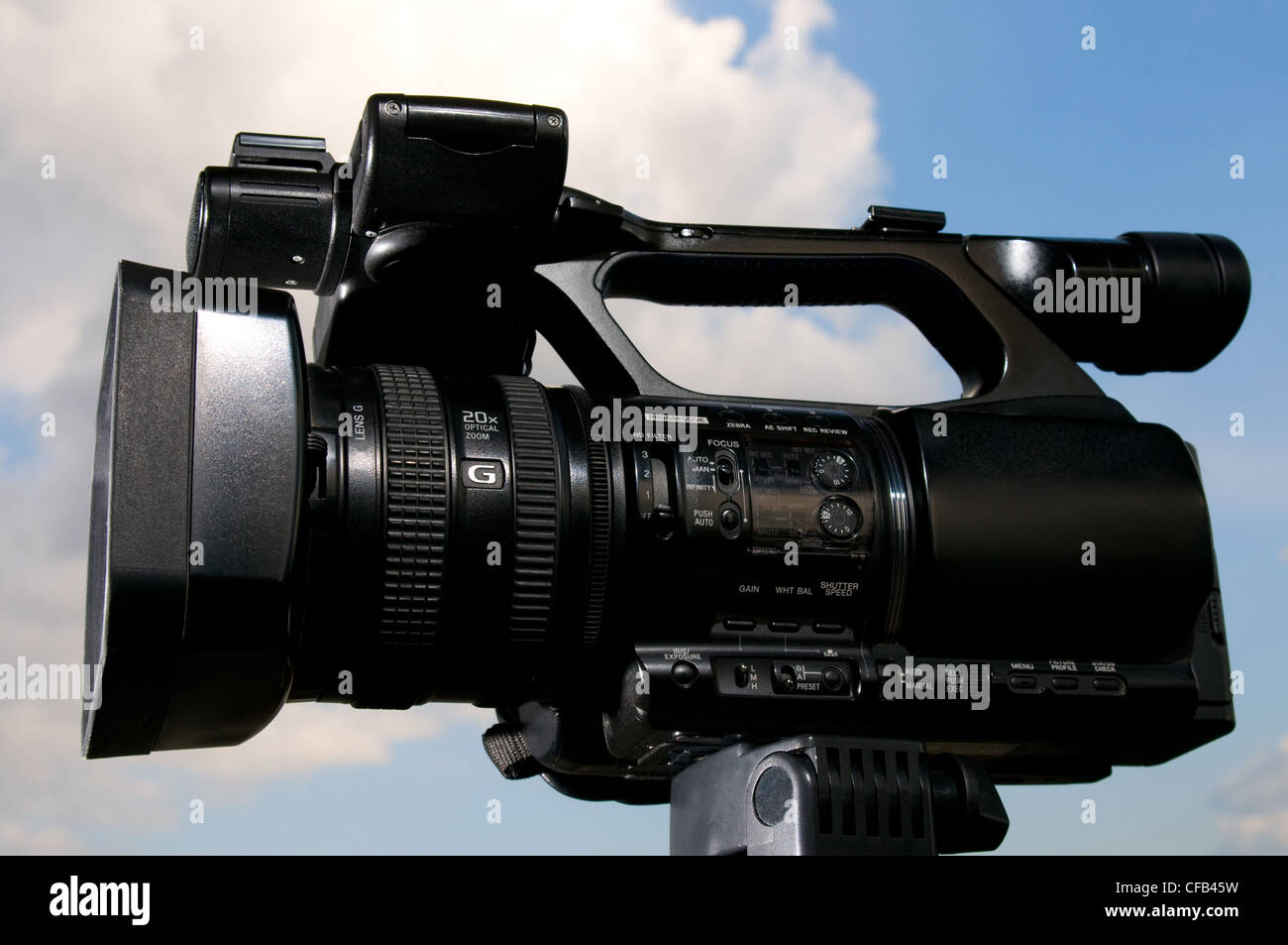 Digitale Videokamera, horizontale Ansicht mit Himmel im Hintergrund. Stockfoto