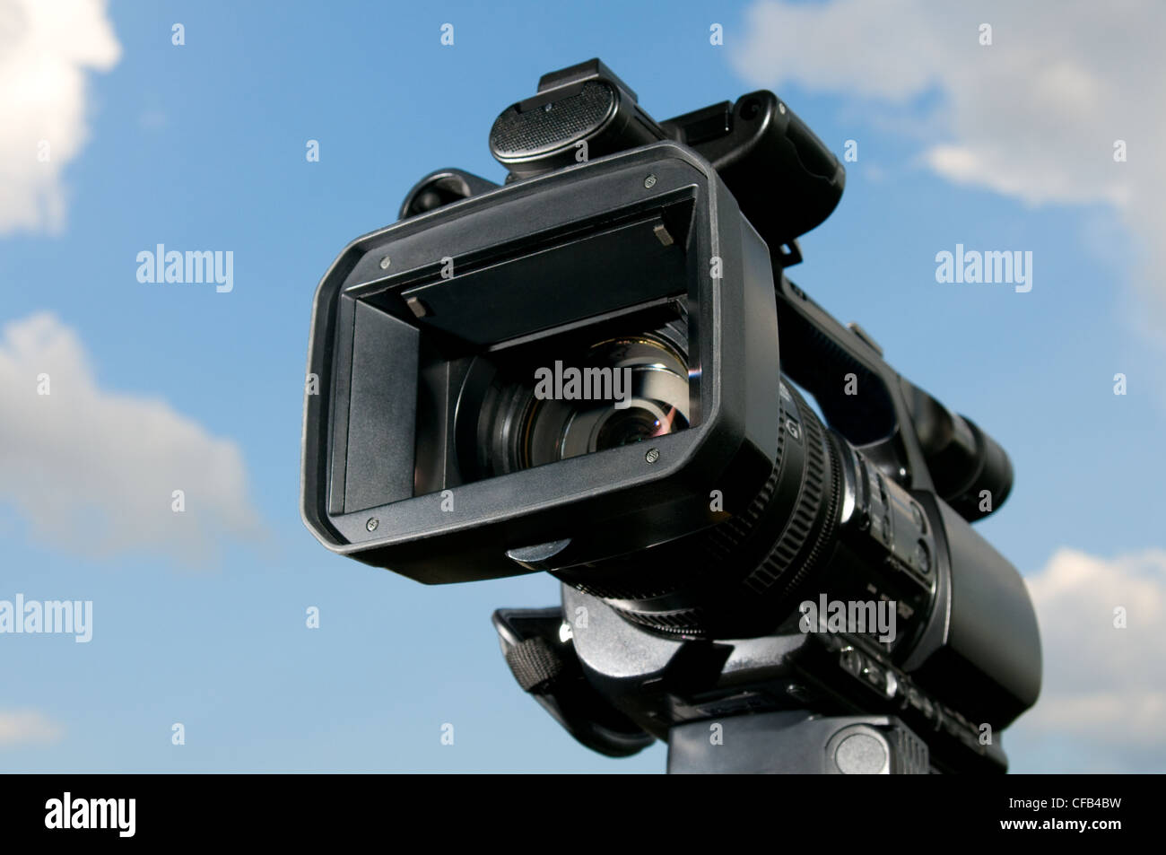 Professionelle Videokamera, Himmelshintergrund. Stockfoto