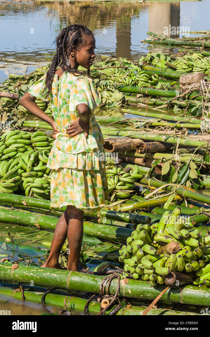 Betsimisaraka Mädchen sammeln Bananen auf Flößen aus Bambus Stockfoto