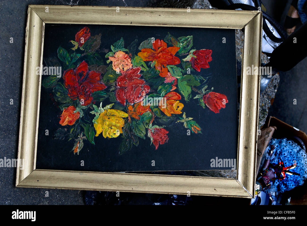 Gemälde von Blumen im Rahmen zum Verkauf in Straßenmarkt Stockfoto