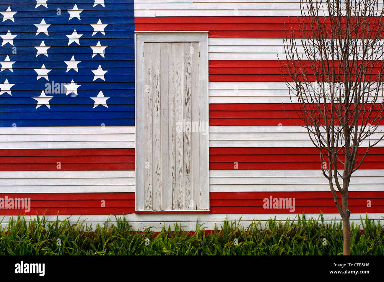 Wand des Hauses gemalt komplett mit Sternen und Streifen der amerikanischen Flagge, New Orleans, USA Stockfoto