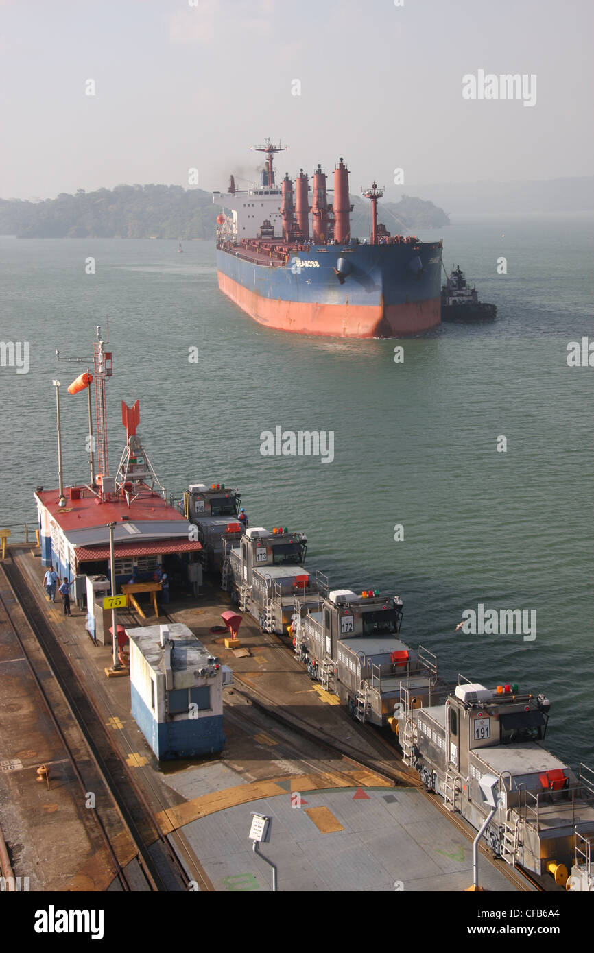 Seaboss Schüttgut liefern sich nähernden Gatun Schleusen, Panama-Kanal Stockfoto