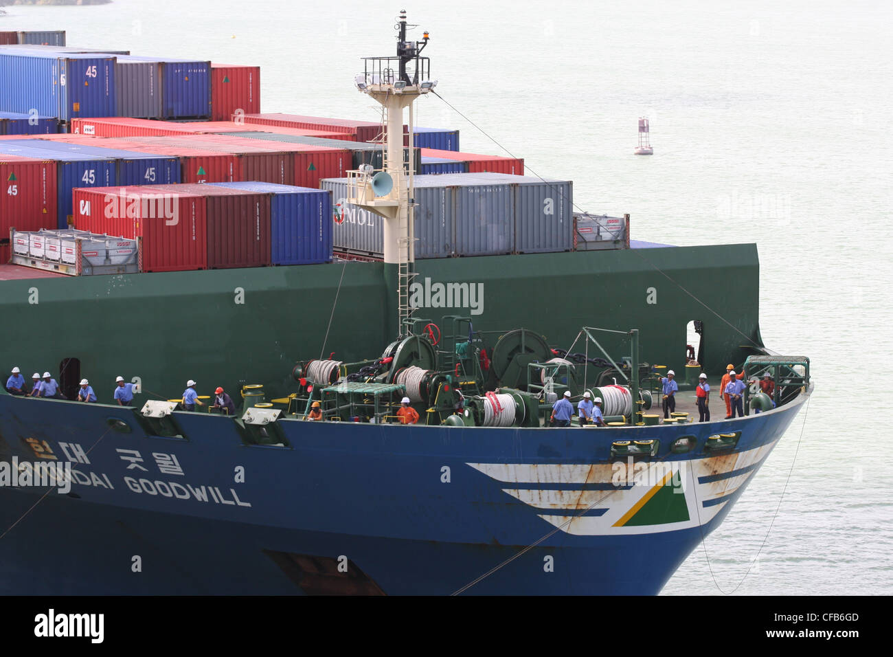 Panamakanal-Crew bereitet Linien als Hyundai Goodwill nähert sich die Gatun-Schleusen Stockfoto