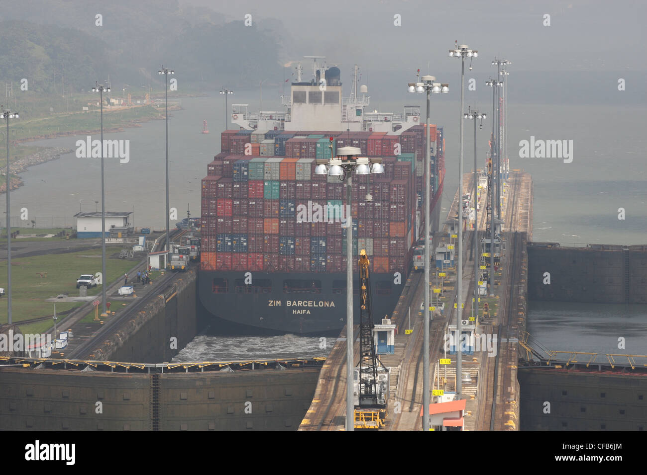 Das Zim Barcelona Containerschiff verlassen die Gatun Schleusen des Panama-Kanals Stockfoto