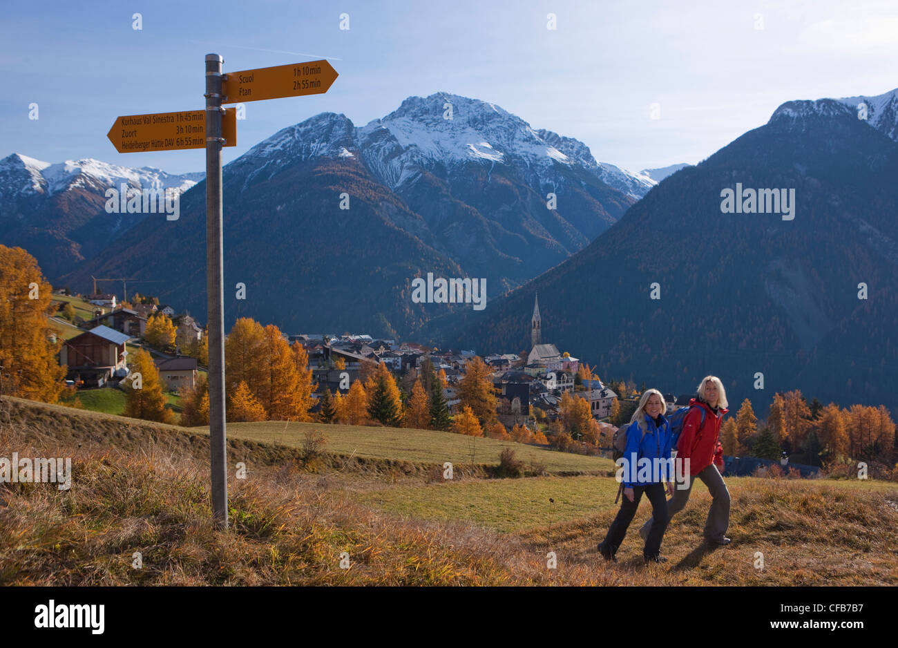 Herbst, Sent, Frau, Frauen, Wanderweg, Wegweiser, Route Zeichen, Wandern, Wandern, trekking, Kanton Graubünden, Graubünden, Schweiz, Stockfoto