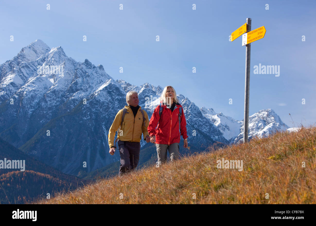 Herbst, Sent, Frau, Mann, paar, gehen, Wandern, trekking, Kanton Graubünden, Graubünden, Schweiz, Europa, Engadin, Engadin Stockfoto