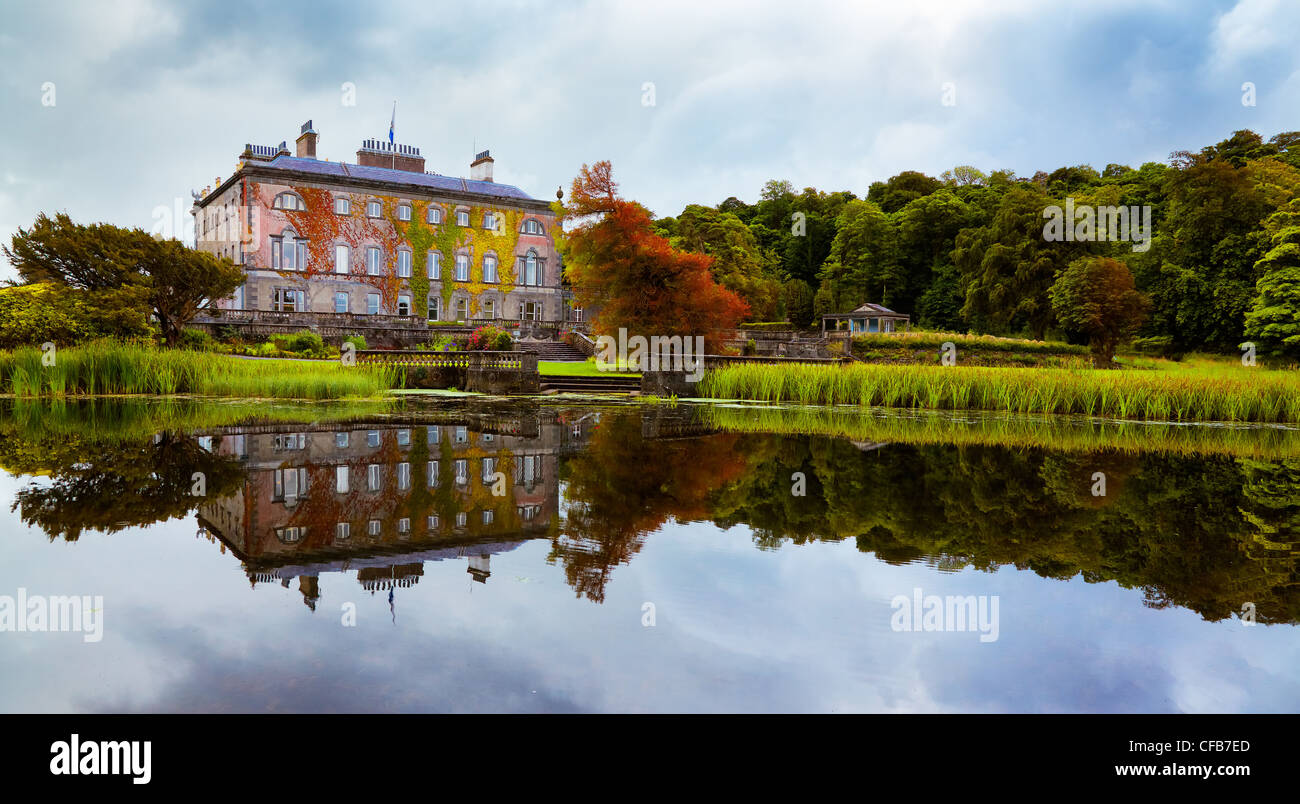 Blick auf Westport House gesehen vom See, County Mayo, Irland. Stockfoto