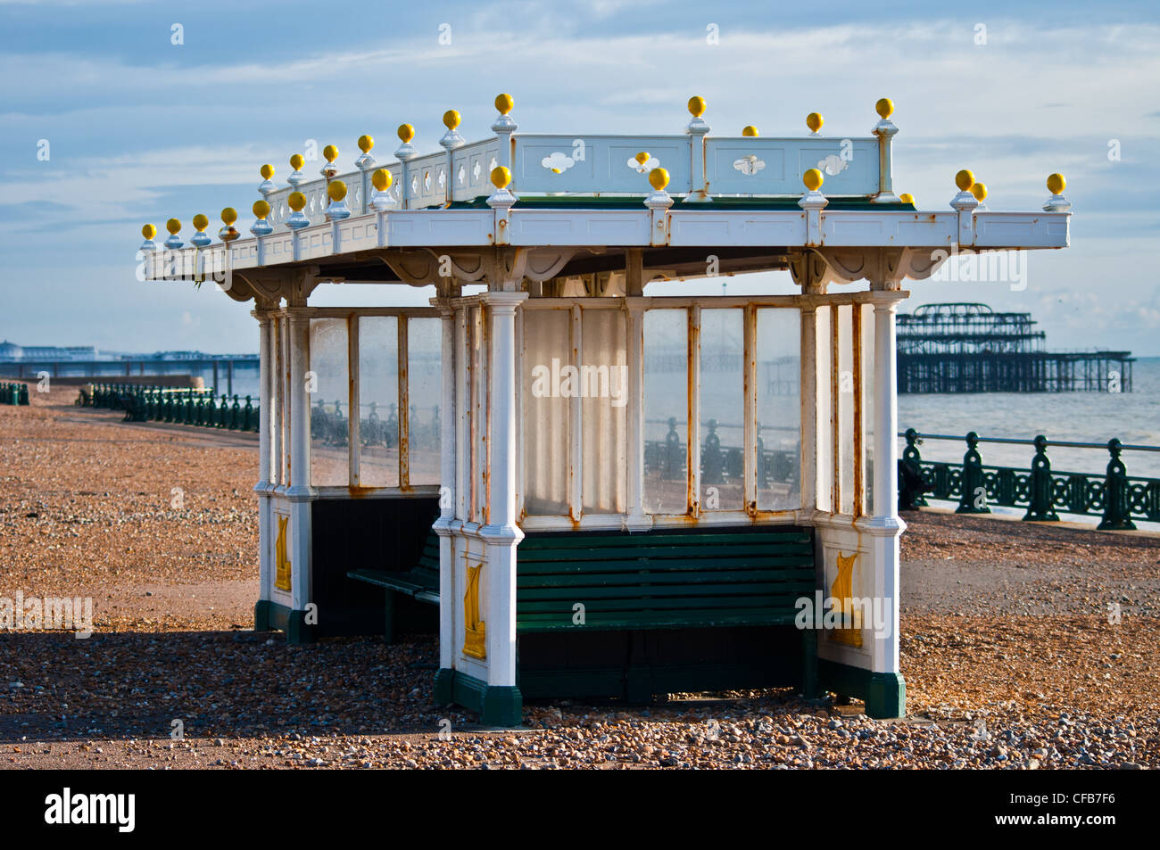 Regency Bank auf Brighton Esplanade mit dem West Pier im Hintergrund. Kiesstrand Form wurden auf Esplanade angespült Stockfoto