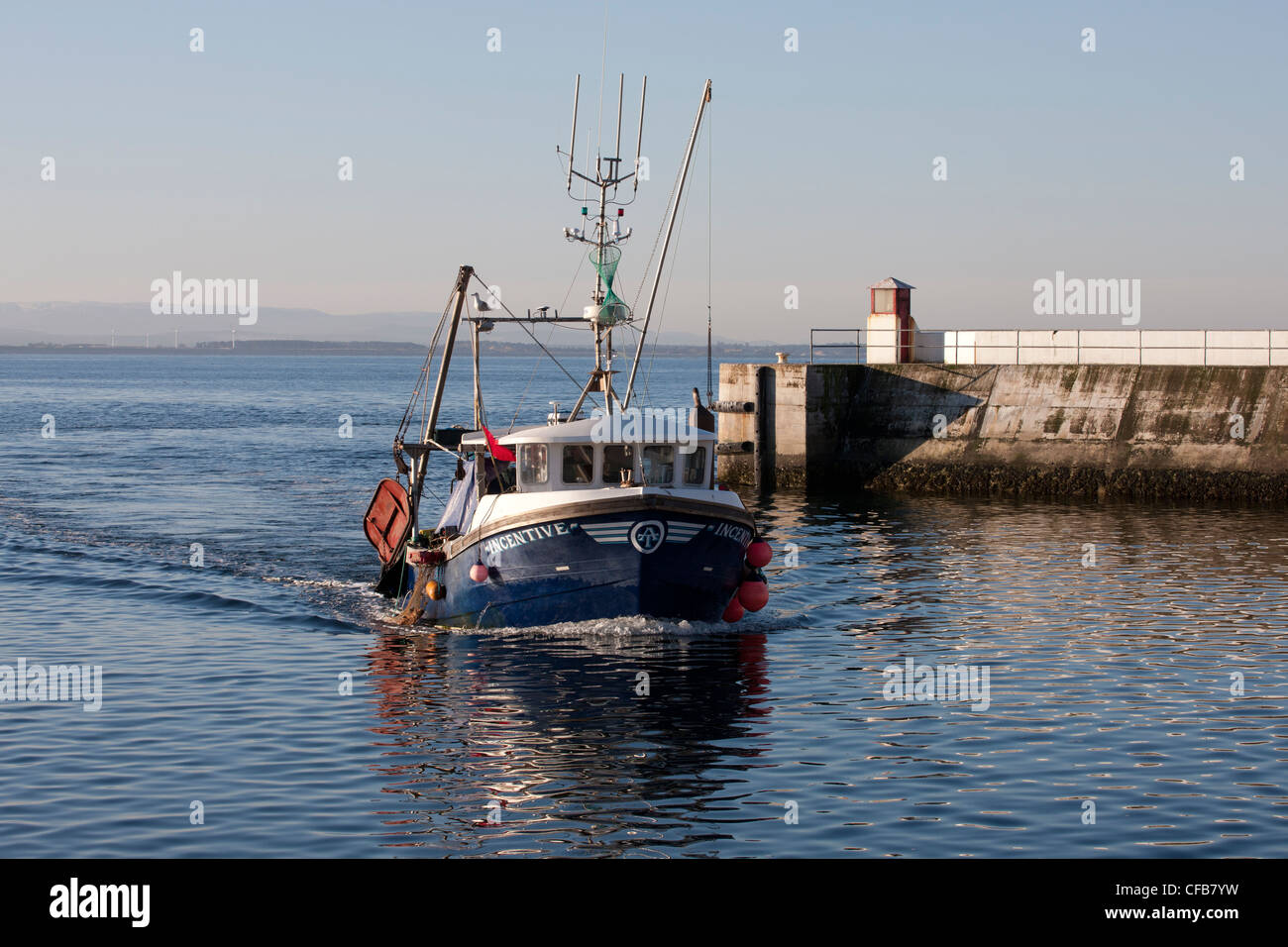 Küstenfischerei Fischerei "Anreiz" Boot Ansatz Eingang zum Hafen von Burghead auf den Moray Firth Stockfoto