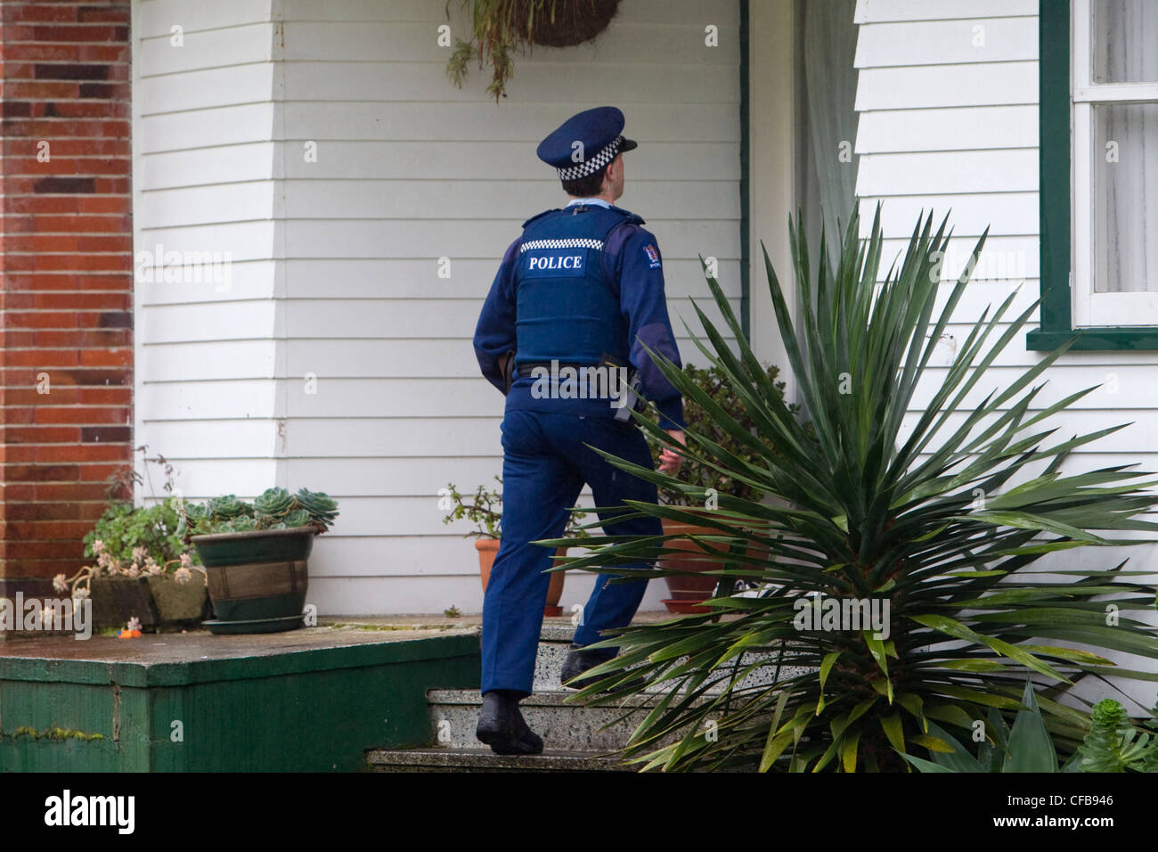 Polizei, Haus zu Haus Anfragen Stockfoto