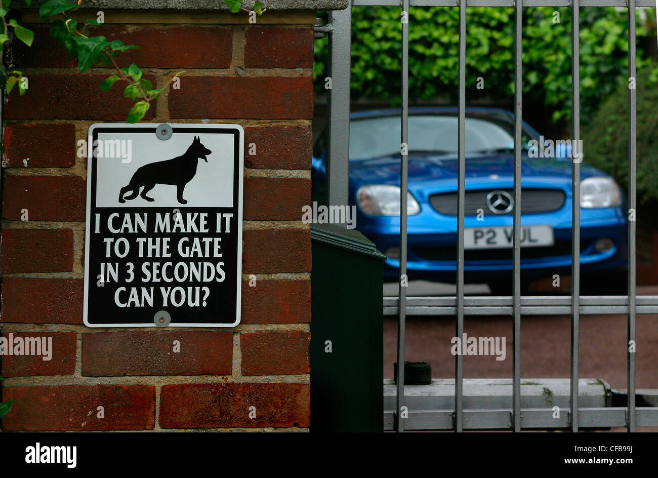 Wache Hund Schild wohlhabenden Eigenschaft Stockfoto