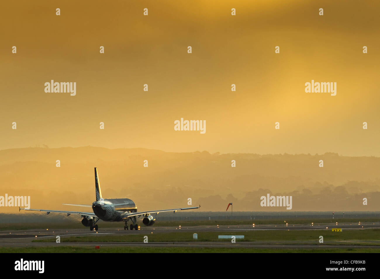 Air New Zealand Airbus A320-Flugzeugen in schwarz - verrückt nach Rugby-Livree, Flughafen Auckland, Neuseeland Stockfoto
