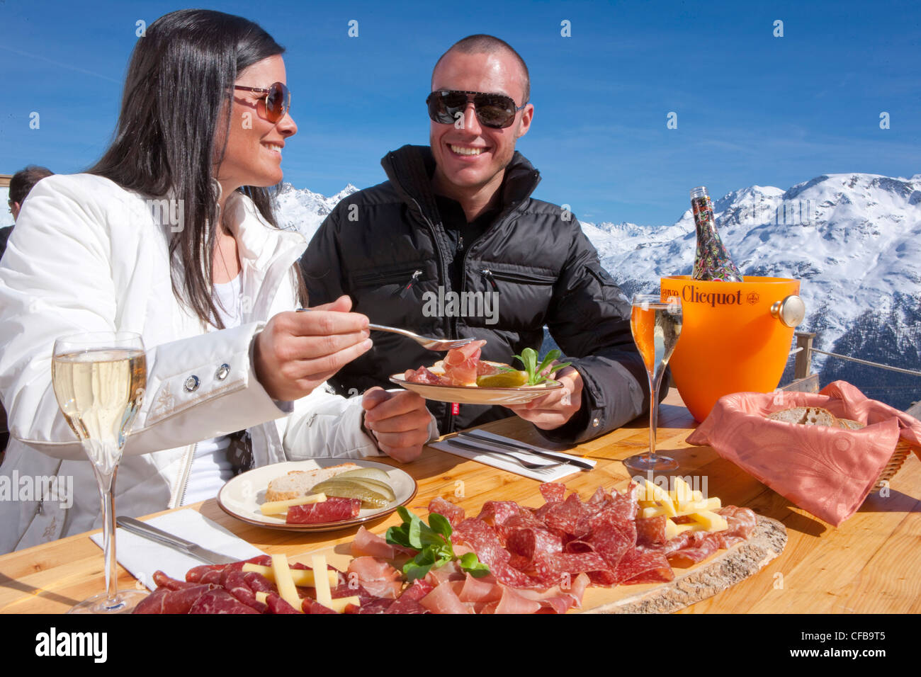 Tourismus, Urlaub, Kanton Graubünden, Graubünden, Schweiz, Europa, paar, Essen, Essen, Gastronomie, Restaurant, Hotel, d Stockfoto