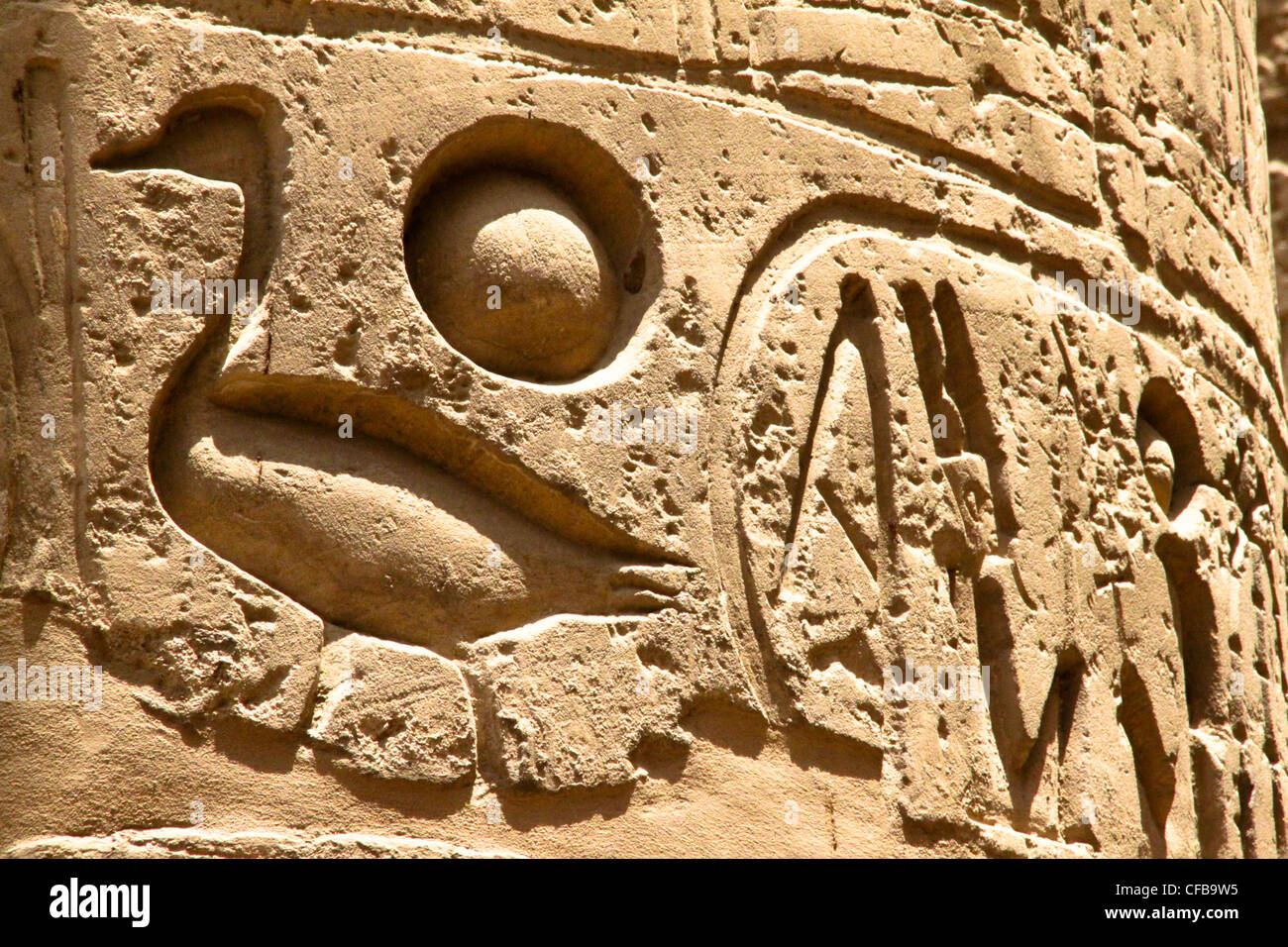 Hieroglyphen in Flachrelief in den Spalten der große Tempel von Karnak, gewidmet der Verehrung des Amun in der Stadt Luxor Stockfoto