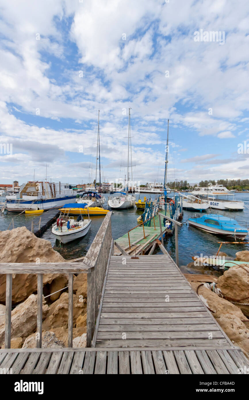 Boote im Hafen von Paphos Stockfoto