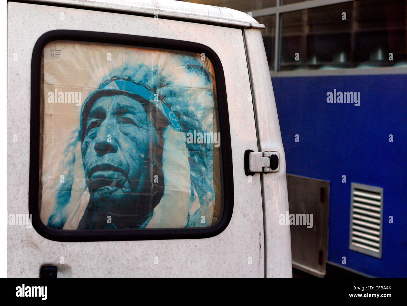 Plakat in van Fenster zeigt das Gesicht des Mannes Indianer, London, UK. Stockfoto