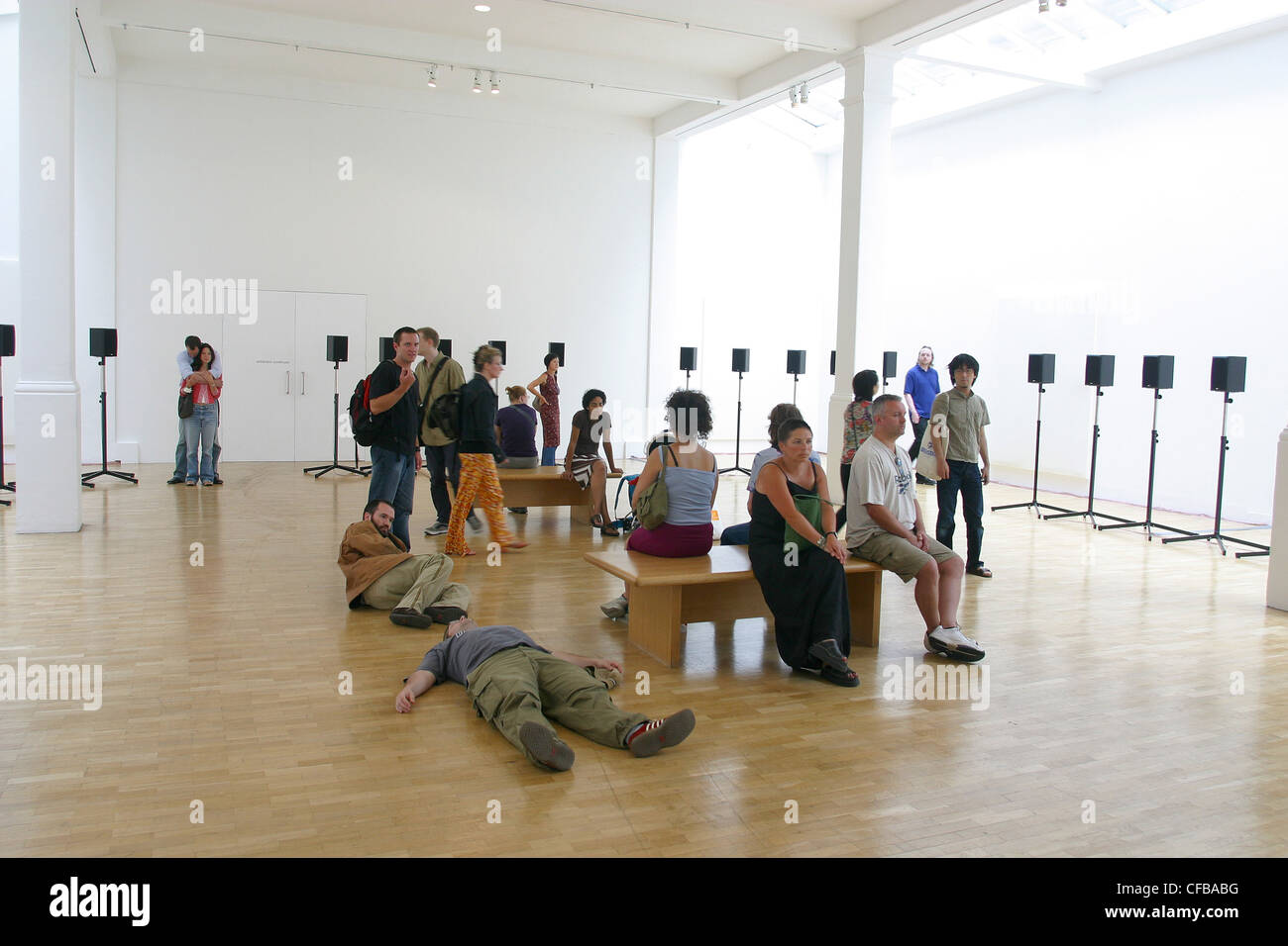 Publikum in eine Kunstgalerie, ein Hörstück zu erleben. Stockfoto