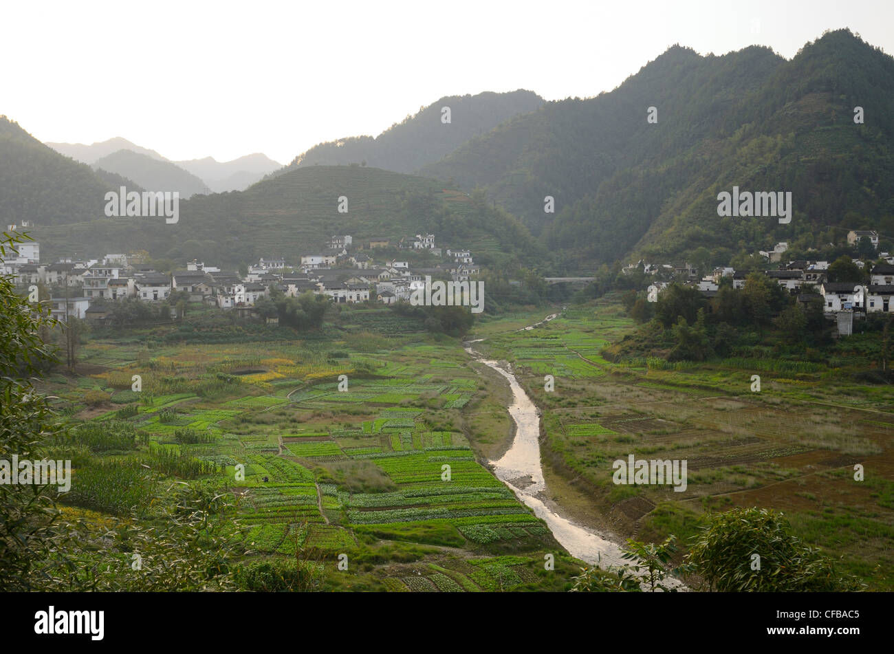 Berge und Farmen Qiashe Xiang Dorf auf Flut Ebene des Fengle Flusses Huangshan Peoples Republic Of China Stockfoto