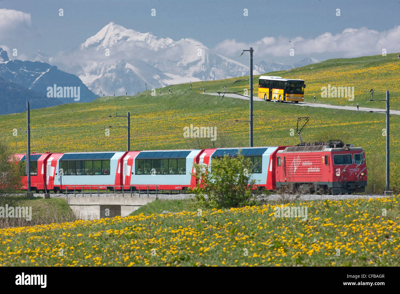 Straße, Bahn, Zug, Eisenbahn, Berg, Berge, Post van, Postauto, Wallis,  Wallis, Schweiz, Europa, Glacier express, p Stockfotografie - Alamy