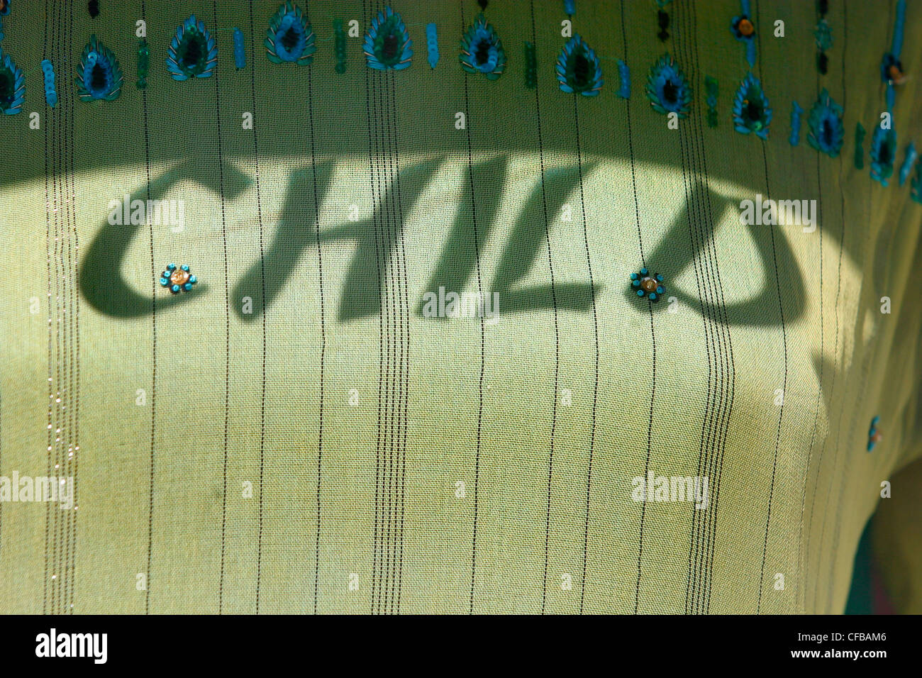 Das Wort "Kind" auf Schaufensterpuppe im Schatten Stockfoto