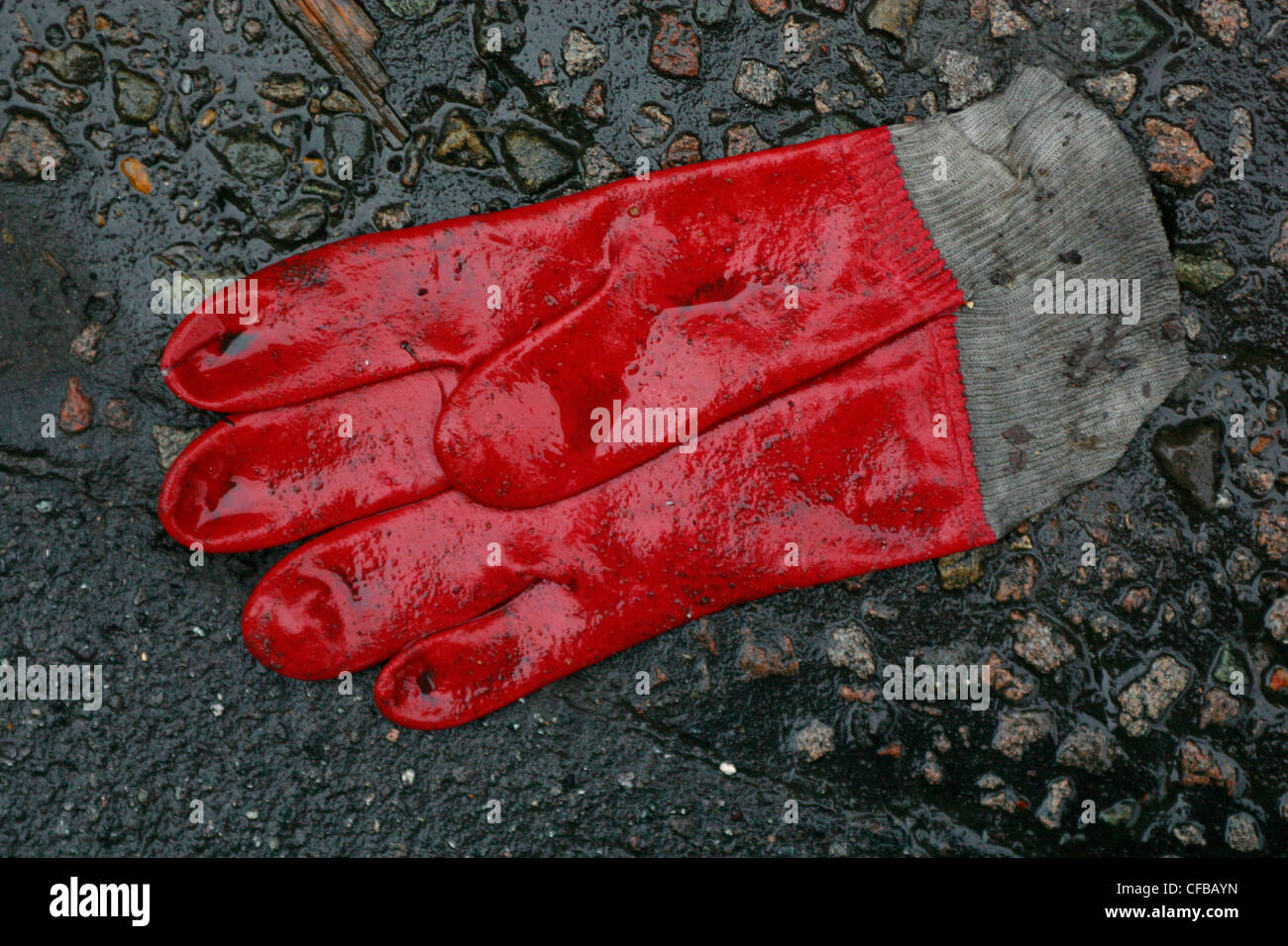 London-inzwischen: Detail des städtischen Verschleiß mit roten Kunststoff-heavy-Duty-Arbeitshandschuh auf Boden geworfen Stockfoto