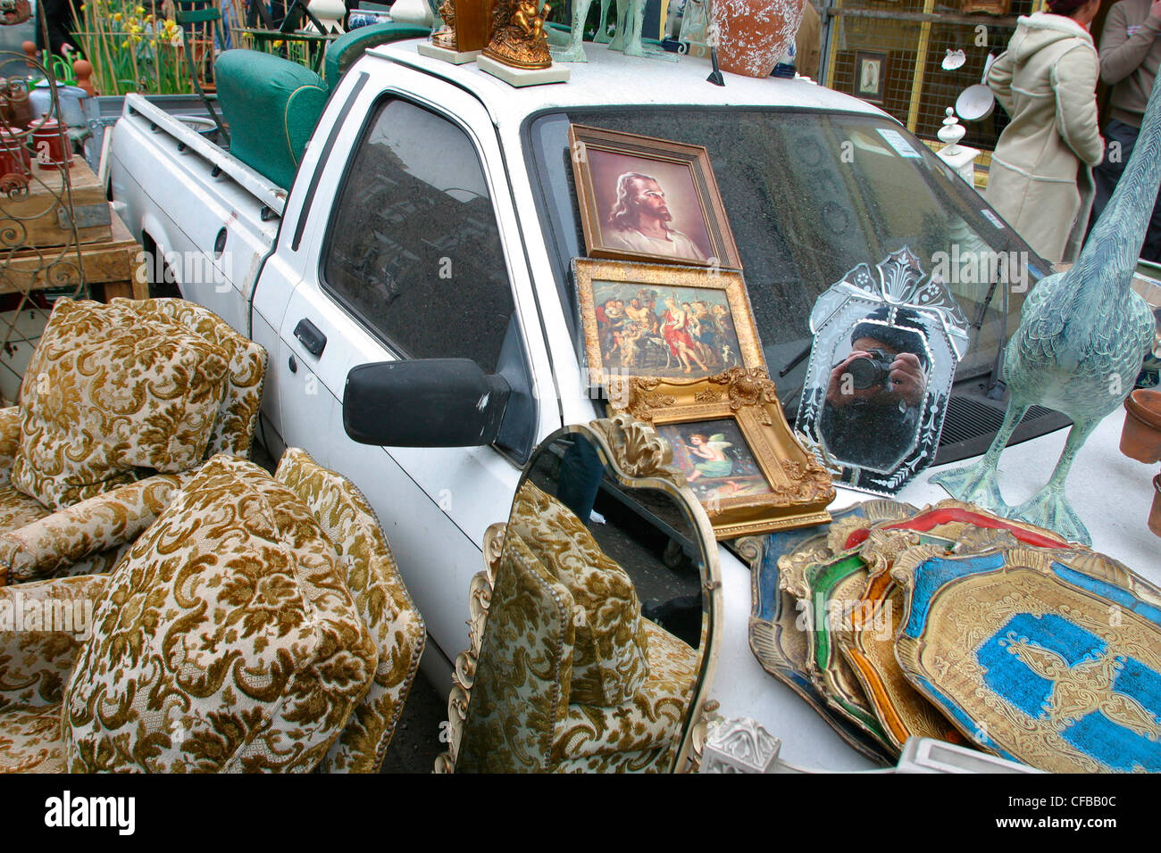 White van in der Mitte eine Columbia Road Market, London mit Stühle, Spiegel und religiöse Gemälde und Umgebung Stockfoto
