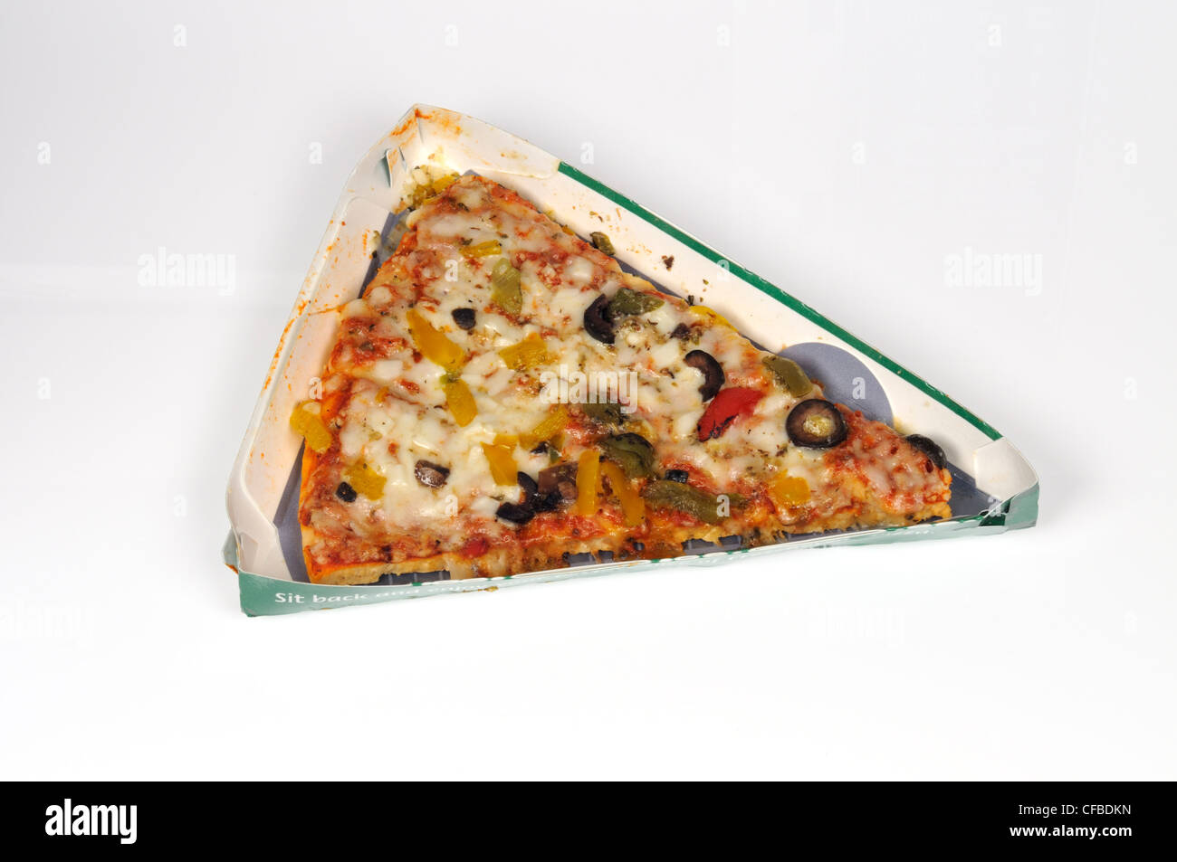 Scheibe gekochten Tiefkühlpizza auf weißem Hintergrund ausschneiden Stockfoto