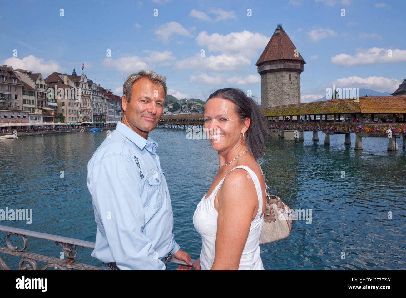 Fluss, Strom, Wasser, paar, Sommer, Stadt, Stadt, Tourismus, Urlaub, Kanton, Luzern, Schweiz, Europa, Brücke, Kapellbrücke Stockfoto