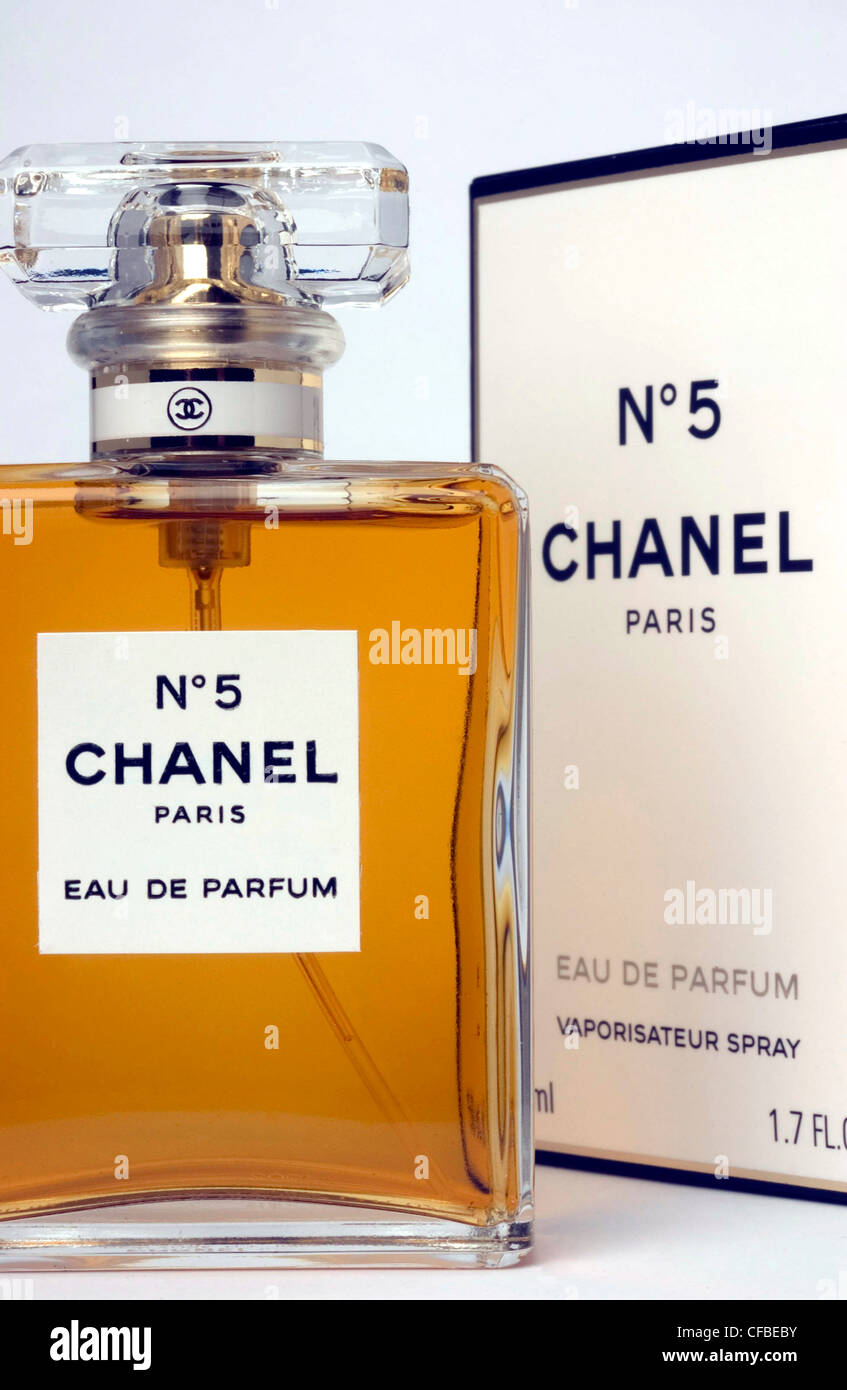 Weiß, schwarz und gold Box und Platz Glasflasche Chanel No Parfüm, vor weißem Hintergrund Stockfoto